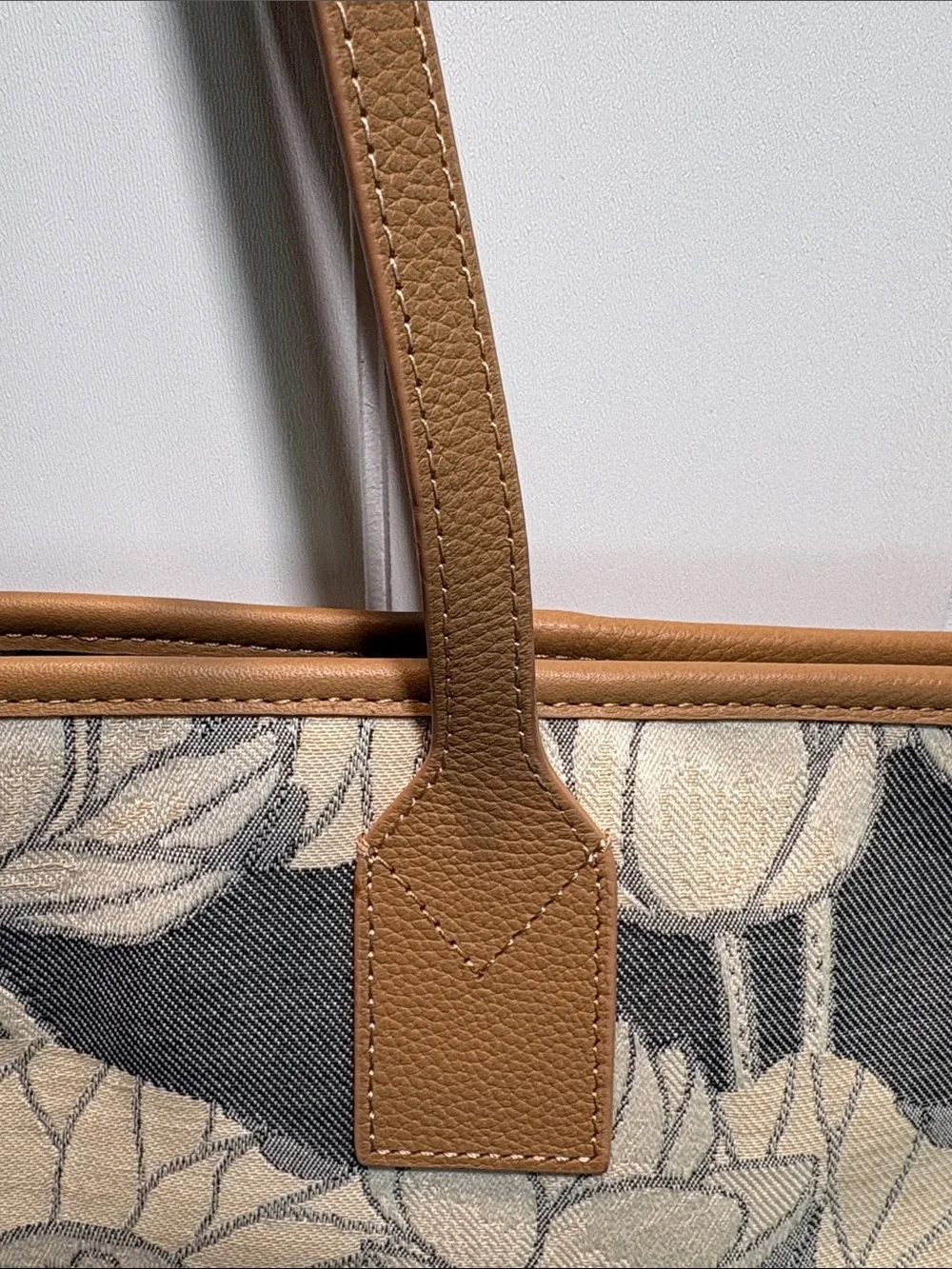NWOT Jim Thompson floral lotus pattern and leather tote zip closure - Picture 3 of 8